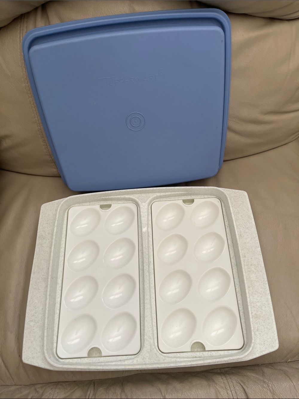 Tupperware Deviled Egg Carrier Periwinkle Blue Lid White 16 Slot